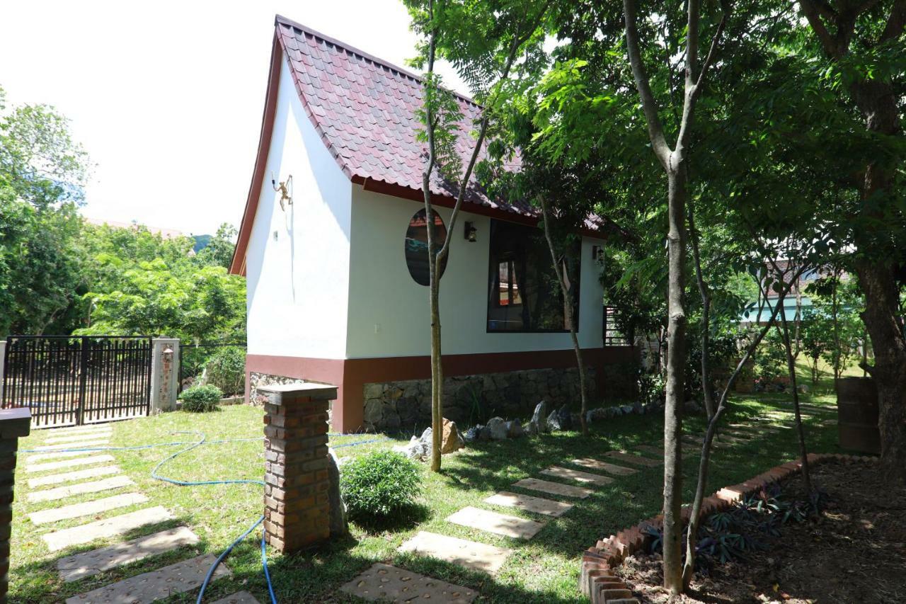 Tropical Valley Homestay - Villas Фонг Нха Екстериор снимка